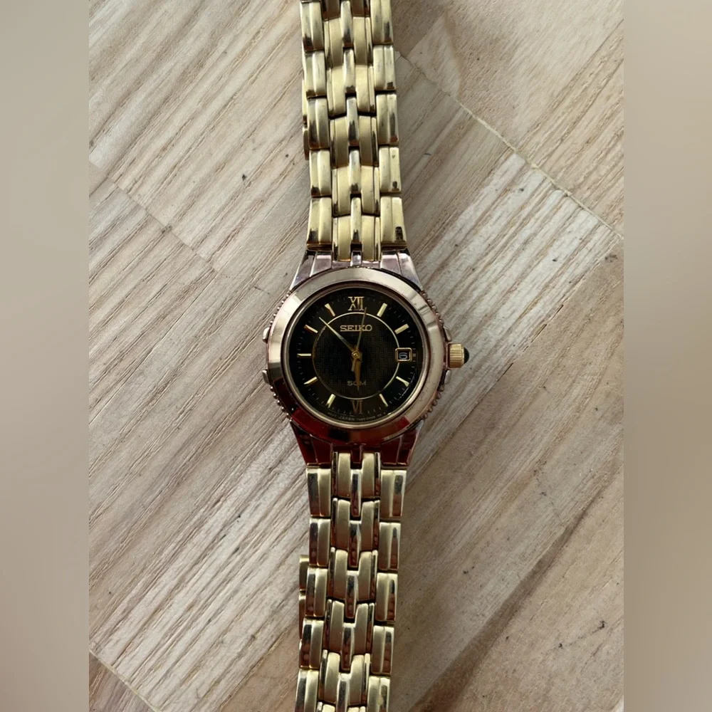 Seiko Rare Ladies Watch Gold-Tone Bracelet Case Hands Black Carbon Fiber Dial
